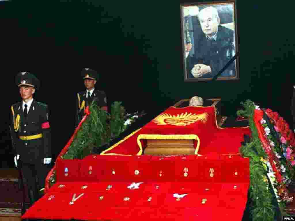 14-июнда Кыргызстандын калкы атактуу жазуучу Чыңгыз Айтматовду акыркы сапарга узатты.  - top2008