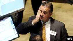 پس لرزه هاى بحران بانك ها در آمريكا به اروپا رسيده و دولت هاى اروپایی هم مجبورند با ده ها ميليارد يورو از فروپاشى نظام بانكى جلوگيرى كنند. (عکس: EPA)