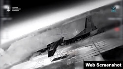 Ураження літака Ан-26 на аеродромі в Криму. Скріншот кадру з відео ГУР МО України