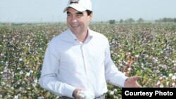 Türkmenistanyň prezidenti Gurbanguly Berdimuhamedow gowaça meýdanynda, 21-nji sentýabr, 2014 ý.