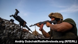 Морський піхотинець веде вогонь по ворогу на передовій позиції української армії. Селище Водяне, Донеччина, 22 червня 2018 року