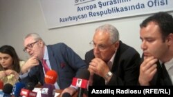 Pedro Agramunt (soldan ikinci) Bakıda mətbuat konfransında, arxiv fotosu