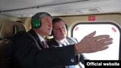 Президент КР Алмазбек Атамбаев и глава "РусГидро" Евгений Дод на вертолете облетают место строительства Верхне-Нарынского каскада ГЭС, 27 октября 2012 года.   