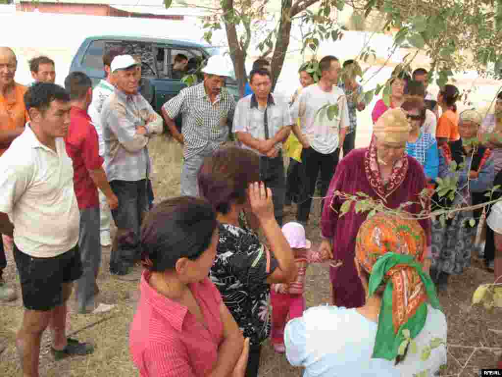 "Красный Трудовиктің "тұрғындары баспаналарын бұзғызбауға белдерін бекем буып тұр. Алматы, 16 қыркүйек,  2008 жыл. - Казахстан – Жилищный кризис. Жители микрорайона «Красный Трудовик» собрались чтобы помешать властям, которые хотят снести их дома. Almaty, 16Sep2008 