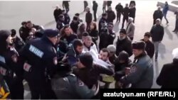 Բախում ոստիկանության և «Նոր Հայաստան»-ի ակտիվիստների միջև, 28-ը դեկտեմբերի, 2015թ. 