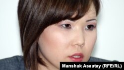 Алия Турусбекова, жена арестованного лидера оппозиции Владимира Козлова. Алматы, 21 мая 2012 года.  
