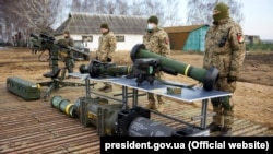 تصویری آرشیوی از سربازان اوکراینی با سامانه‌ موشک‌های ضدتانک 