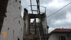 Зруйновані будівлі македонців після атаки бойовиків