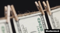 بنا به گزارش سال جاری مؤسسه «بازل»، ایران براى چهارمين سال متوالى رتبه نخست ریسک «پول‌شويى» را دارا شده‌است.