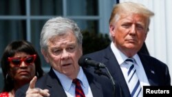 Джон Коўл і Дональд Трамп, архіўнае фота