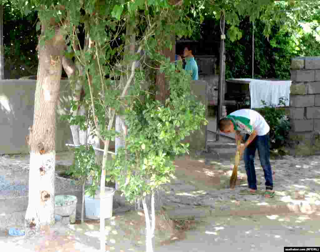 Köşi obasynyň köçelerinde, çörek bişirilýän ýerde işleýän oglanlar