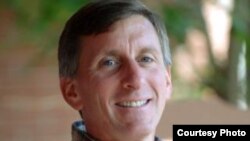 پل کُمور، مدیر بخش آموزش انرژی در موسسه انرژی‌ پایدار و تجدیدپذیر و استاد دانشگاه کلرادو در بولدِر در رشته برنامه مطالعات محیط‌ زیست