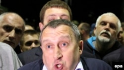 14 июня – Андрей Дещица успокаивает людей у посольства России в Киеве – акция протеста началась после новости о сбитом в Луганске самолете с украинскими десантниками и чуть было не переросла в штурм диппредставительства