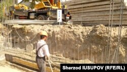 Рабочие завершили работы по строительству фундамента новой школы. Фото: Радио Озодлик.