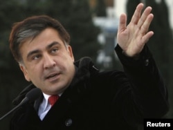 Грузия президенти Саакашвили инагурация маросимига келган олий мартабали меҳмонлардан бири бўлди.