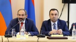 Armenia -- Prime Minister Nikol Pashinian (L) and Constitutional Court Chairman Hrayr Tvomasian at a meeting in Yerevan, May 25, 2018.