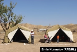 Палатки в селе Алмалык