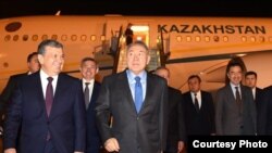 Премьер-министр Узбекистана Шавкат Мирзияев встречает в аэропорту Ташкента президента Казахстана Нурсултана Назарбаева, который прилетел в узбекскую столицу для участия в саммите ШОС. Ташкент, июнь 2016 года.