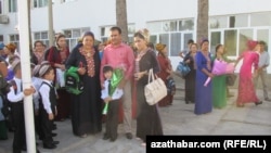 Birinji synpa gelen cagalar ene-atalary bilen. Arhiw suraty