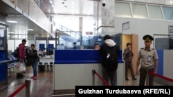 В аэровокзале аэропорта "Манас"