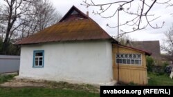 Традыцыйная для цэнтральнага рэгіёну Ўкраіны хата-мазанка, у якой кватараваў Караткевіч