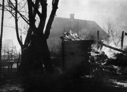 Палаюча хата української родини, Сагринь, 1944 рік