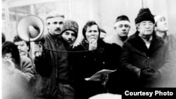 Фәүзия Бәйрәмова чыгыш ясый. Уңда Марат Мөлеков