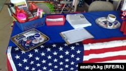 Для всех посетителей предвыборных штабов сотрудниками готовятся специальные столы с сувенирной продукцией, агитирующей за их кандидатов.