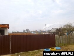 Комін за лесам курадыміць