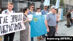 Rusiye elçiligi yanında Qırımda ğayıp olğanlarnıñ qurbanlarına bağışlanğan aktsiya