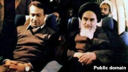 صادق قطب‌زاده در کنار آیت‌الله خمینی در پرواز بازگشت به ایران