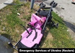 Пашкоджаны вазок 4-гадовай Лізы Дзьмітрыевай, якая загінула ад расейскай ракеты ў Віньніцы 14 ліпеня 2022 году