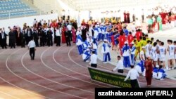 Aşgabatda Garaşsyzlyk güni mynasybetli geçiriljek dabaralara görülýän taýýarlyk çäresi (Arhiw suraty)