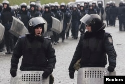 Внутрішні війська на чергуванні на місці нещодавніх сутичок з протестуючими, Київ, 17 лютого 2014 року