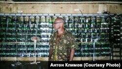 Юрий на своей первой "ферме". 2017 г.