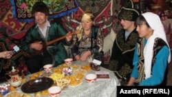 Ресейдегі қазақтар өнер фестивалінде отыр. (Көрнекі сурет)