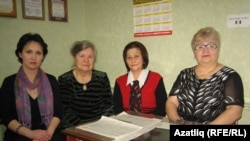 Воткински шәһәре администрасеннән Наталья Стерхова (с), әдәбият түгәрәге җитәкчесе Галина Микрюкова, татар автономиясе рәисе Җәмилә Галиева, шагыйрә Гөлфия Исхакова