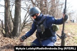 Саперы Службы по чрезвычайным ситуациям проверяют кладбища Донецкой области