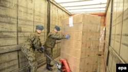 Польські солдати відправляють військові вантажі українській армії