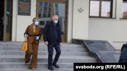 Марына Адамовіч і Мікола Статкевіч каля ЦВК у траўні 2020 году. Ілюстрацыйнае фота