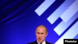 Armenia - Russian President Vladimir Putin addresses a Russian-Armenian forum in Gyumri, 2Dec2013.