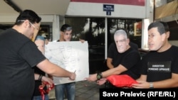 Гражданские активисты в Черногории проводят акцию протеста у головного офиса налоговой службы в Международный день свободного доступа к информации.