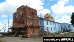 Аднаўляецца Траецкая царква. Мясцовыя жыхары сумняваюцца, што праект аднаўленьня адпавядае аўтэнтычнаму выгляду сьвятыні — калі ўвогуле існуе