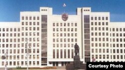 Бел-чыовона-белы сьцяг і герб Пагоня над Домам ураду ў Менску. Архіўнае фота