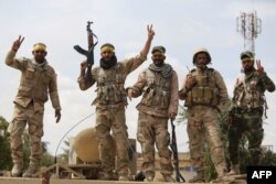 گزارش‌هایی از ادامه درگیری‌ها میان نیروهای «حکومت اسلامی» و شبه‌نظامیان شیعه (در تصویر) در تکریت منتشر شده است.