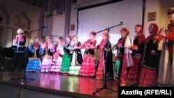 "Ак тирмә" төркеме чыгыш ясый