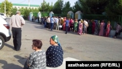 "Berkararlyk" etrabynyň pasport edarasynyň öňündäki nobat, Aşgabat, 30-njy iýul, 2013.