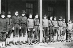 پرسنل بیمارستان ارتش آمریکا برای پیشگیری از ابتلا به آنفلوآنزای اسپانیایی، ماسک به چهره دارند