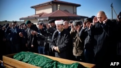 На похоронах активиста Решата Аметова, тело которого со следами пыток было найдено спустя две недели после похищения. Симферополь, 18 марта 2014 года.