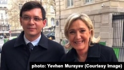 Фото від 2016 року. На ньому тепер звинувачений у держзраді народний депутат України Євген Мураєв і лідерка ультраправої французької партії «Національний фронт» Марін Ле Пен. Париж, Франція